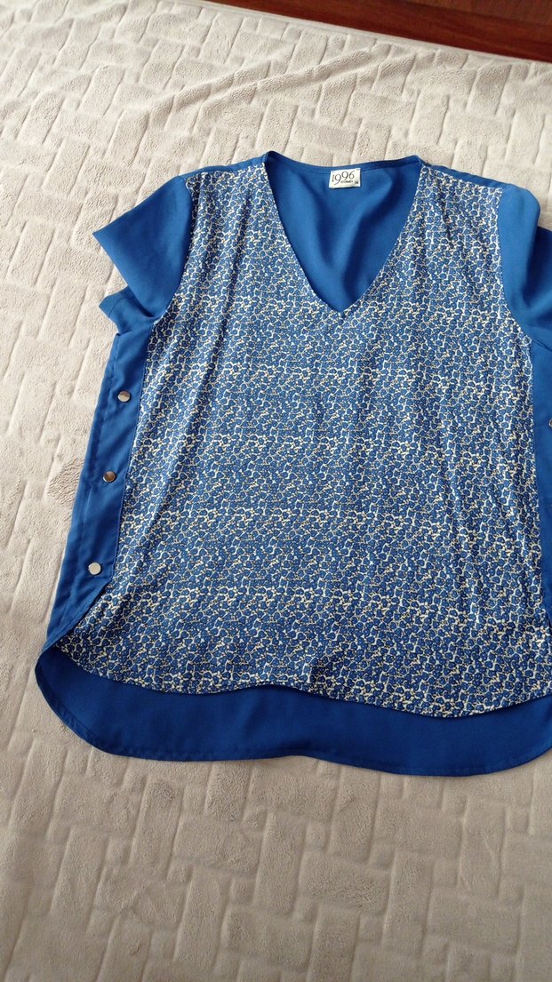 Düğmeli V Yaka Mavi Bluz - Görsel 2