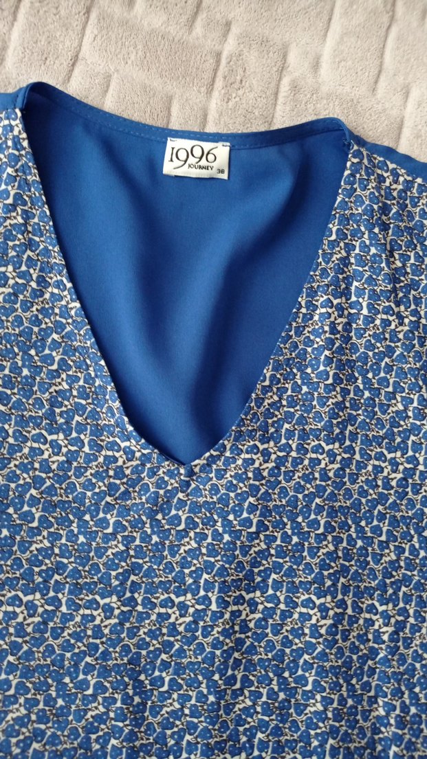 Düğmeli V Yaka Mavi Bluz - Görsel 3