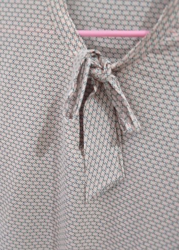 Bej V Yakalı Kısa Kollu  Bluz - Görsel 2