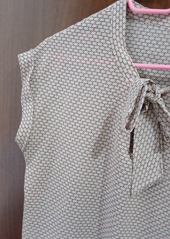 Bej V Yakalı Kısa Kollu  Bluz - Görsel 3