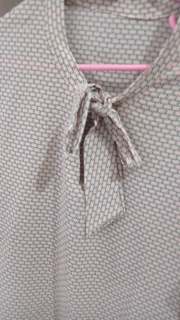 Bej V Yakalı Kısa Kollu  Bluz - Görsel 2