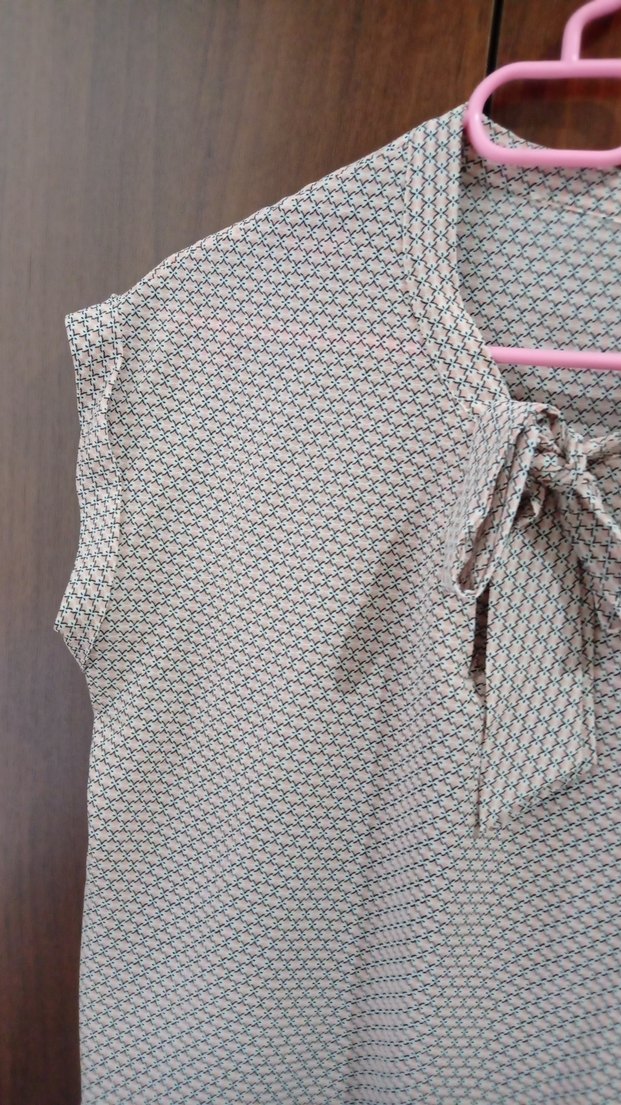 Bej V Yakalı Kısa Kollu  Bluz - Görsel 3