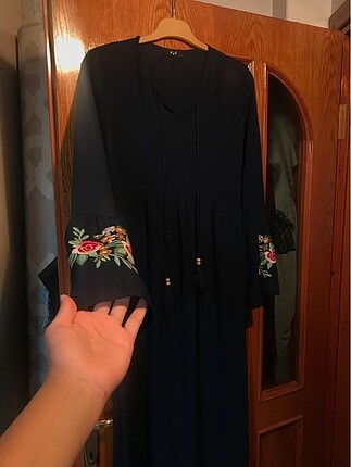 Kol ve yaka detaylı uzun elbise