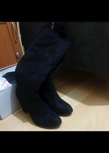 Zara Siyah Süet Tokalı Dizüstü Topuklu Çizme