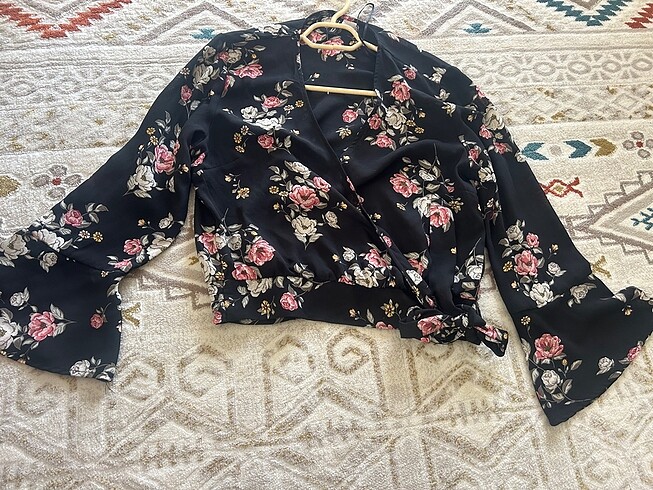 Çiçekli anvelop H&M bluz