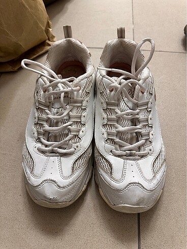 Beyaz skechers
