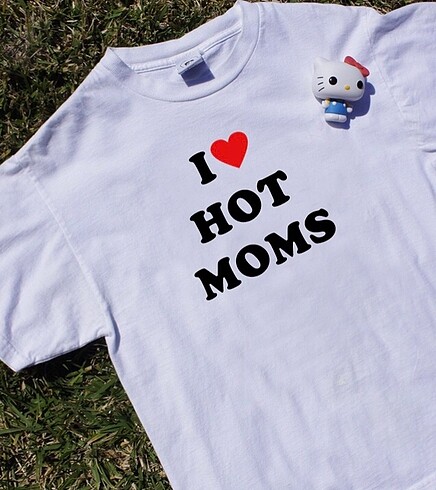 H&M I love hot moms tshirt