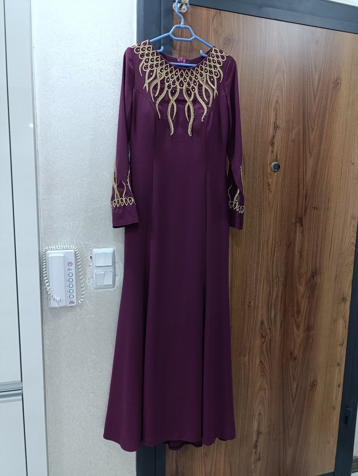 Uzun Kollu Mor İşlemeli Zincir Detaylı Abiye Elbise - Görsel 2