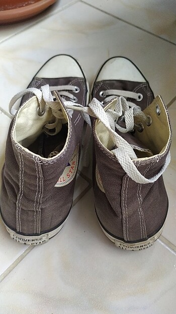 Converse Spor ayakkabı.