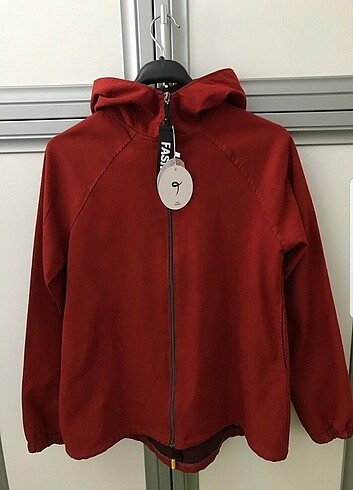 Kırmızı yağmurluk ceket