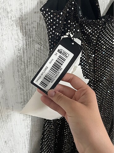 34 Beden siyah Renk Trendyolmilla eski sezon pullu elbise