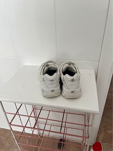 35 Beden beyaz Renk Skechers ayakkabı kız çocuk