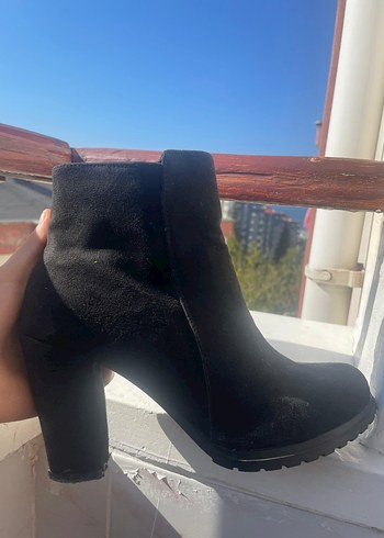 Siyah Süet Topuklu Tokalı Kadın Bot