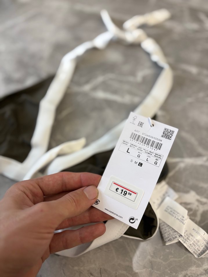 Beyaz Kenarlı Siyah Bikini Üstü - Görsel 3