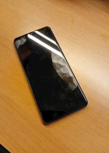 Samsung M12 cep telefonu ve şarj aleti