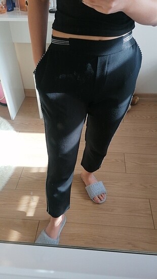 Siyah beli lastikli beyaz şeritli kumaş pantolon 
