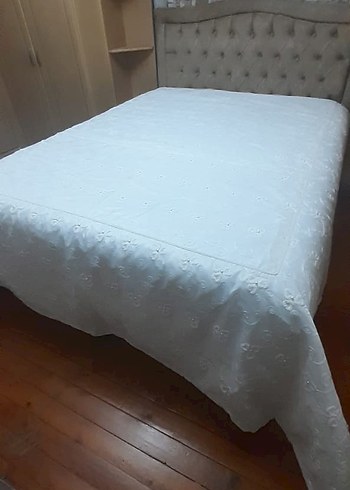 Beden Beyaz İşlemeli Parlak Yatak Örtüsü