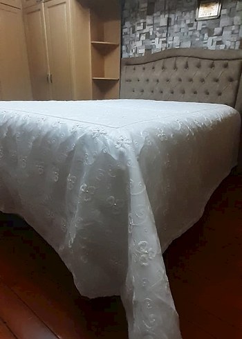 Beden beyaz Renk Beyaz İşlemeli Parlak Yatak Örtüsü