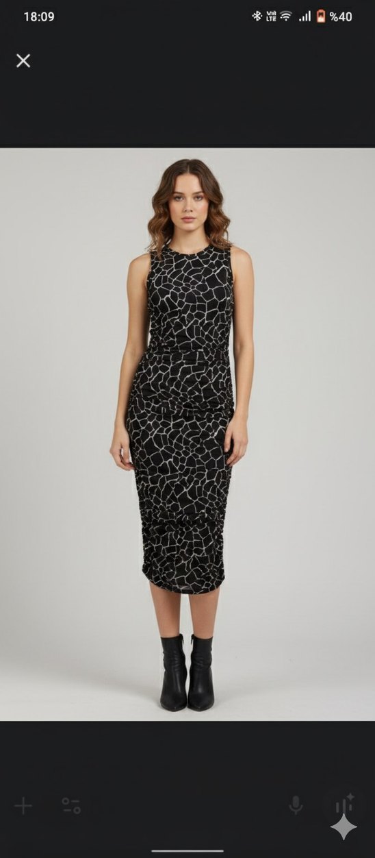 Zincir Detaylı Siyah Yılan Desenli Uzun Elbise - Görsel 2