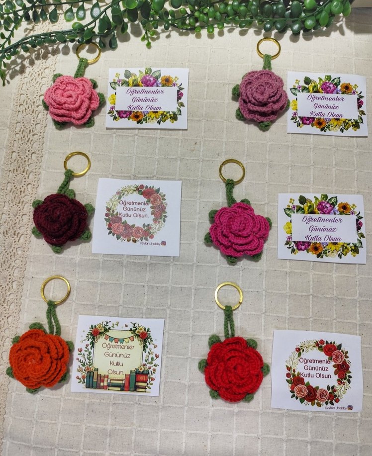 Bordo Örgü Çiçekli Anahtarlık - Görsel 3