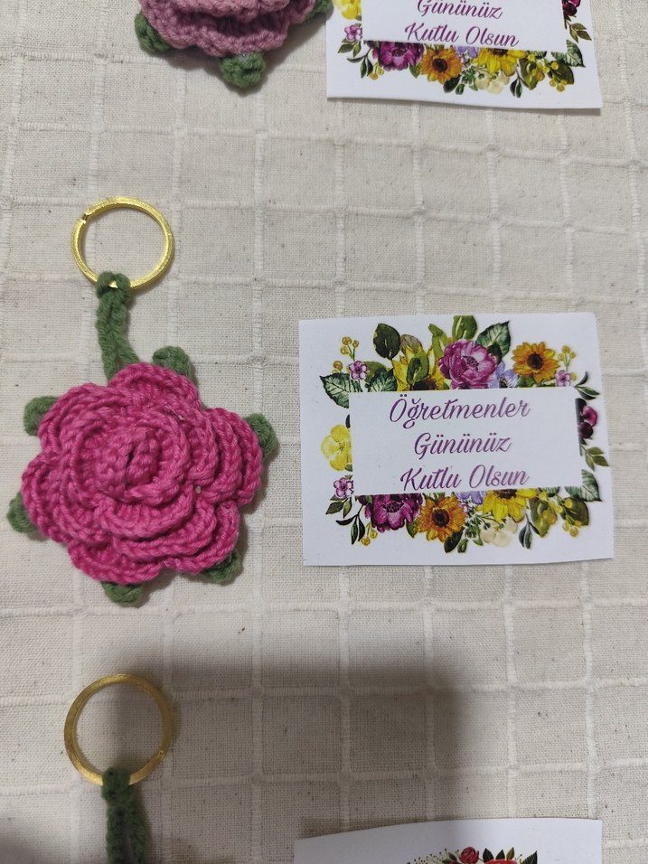 Bordo Örgü Çiçekli Anahtarlık - Görsel 2