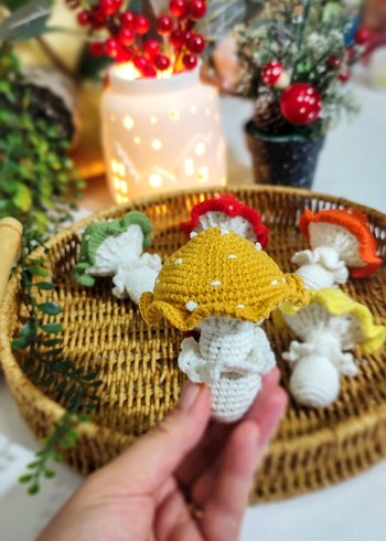 Renkli Örgü Mantar anahtarlik - Görsel 3