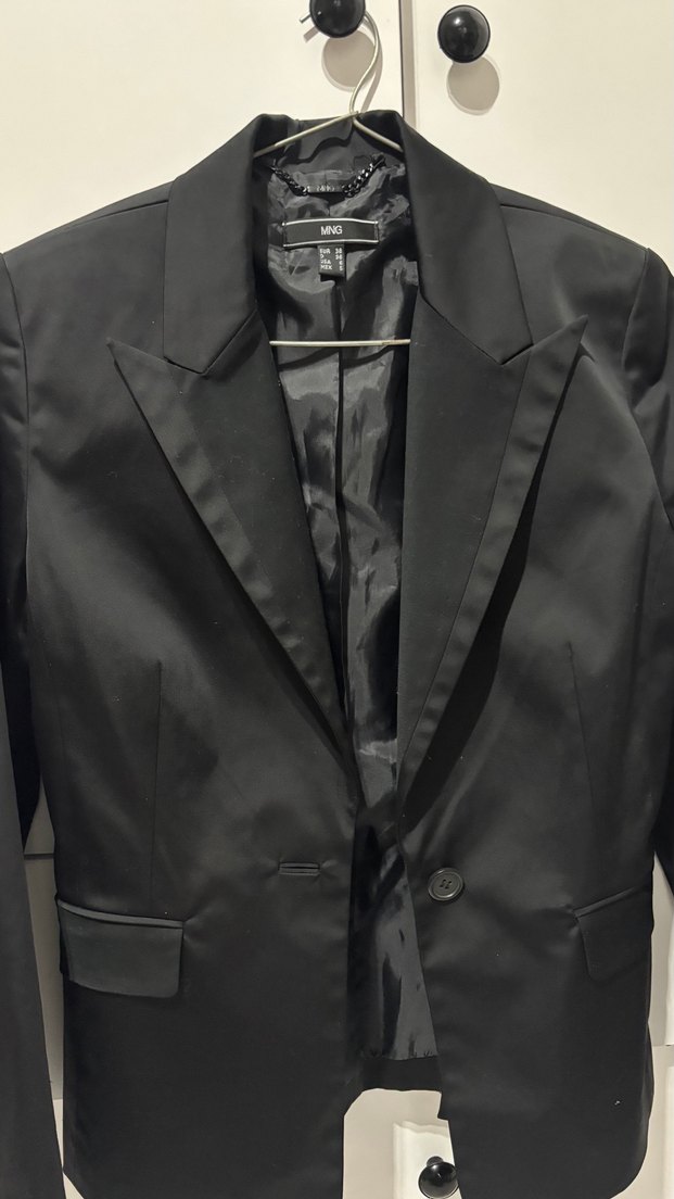 Şıklığın Simgesi: Siyah Tek Düğmeli Blazer — görsel 3/5