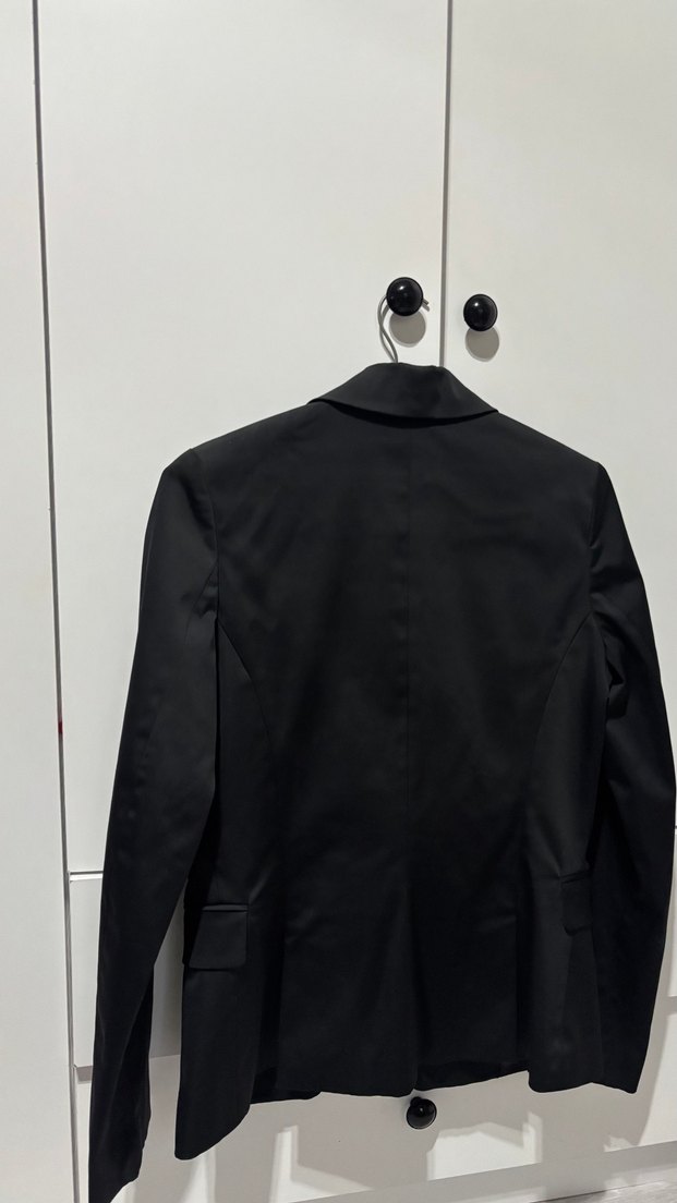 Şıklığın Simgesi: Siyah Tek Düğmeli Blazer — görsel 4/5