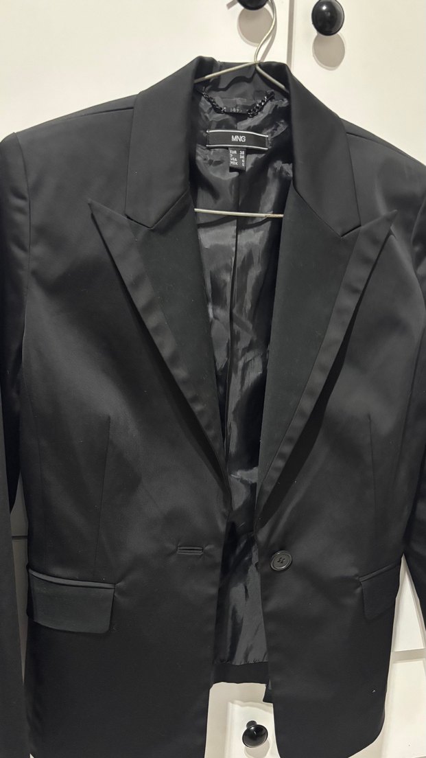 Şıklığın Simgesi: Siyah Tek Düğmeli Blazer — görsel 2/5