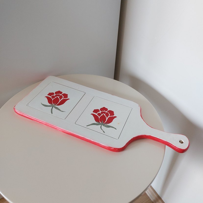 Kırmızı Çiçek Desenli Beyaz Sunum Tahtası - Görsel 2