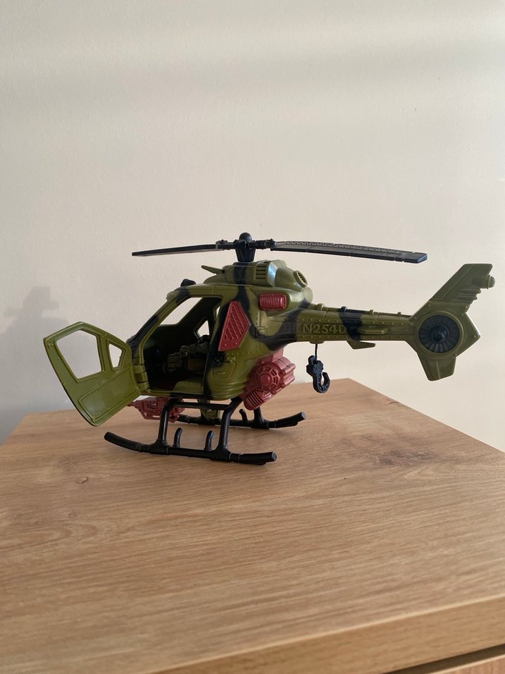 Oyuncak helikopter ve asker - Görsel 5