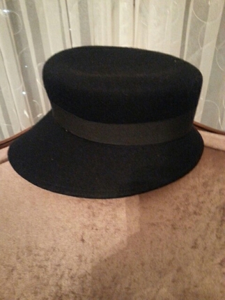 Siyah, kumaş şeritli, kışlık vintage şapka 