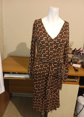 Kahverengi V Yaka Uzun Kollu Desenli Elbise - Görsel 2