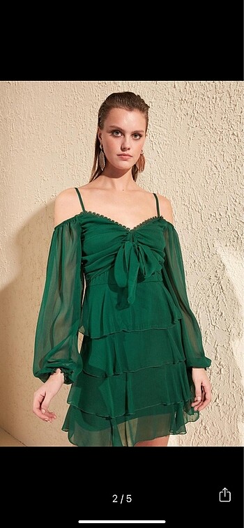 Trendyolmilla zümrüt yeşili bağlama detaylı şifon elbise