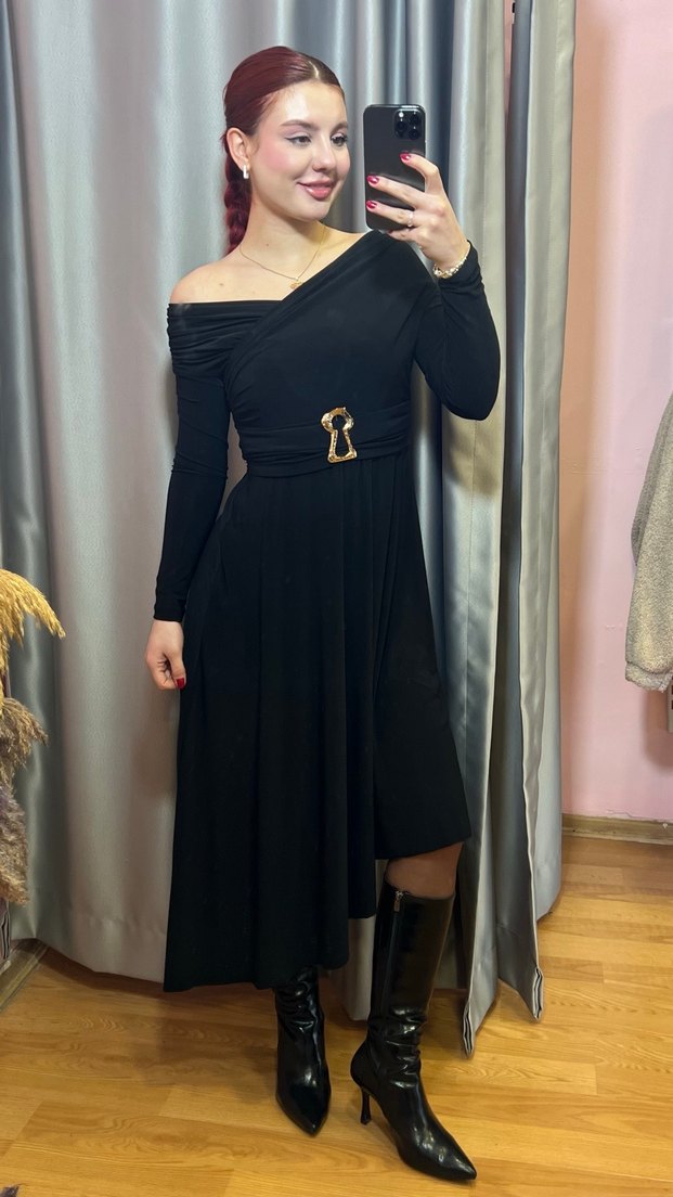 Omuz Dekolteli Siyah Deri Uzun Elbise - Görsel 4