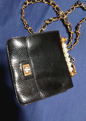 Zincir Detaylı Siyah Deri Yılan Desenli Çanta - Görsel 2