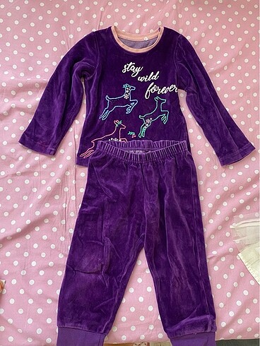Kadife pijama takımı sorunsuzdur kol kısmında çıkaramadığım bir 
