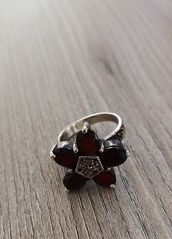 Diğer Garnet yüzük