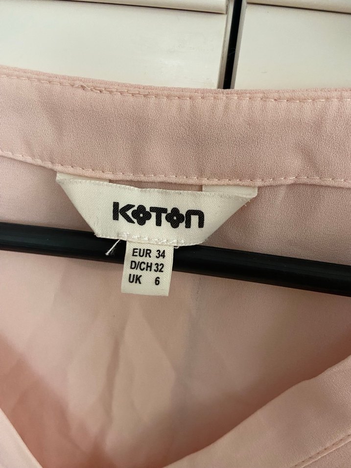 Koton 
Pembe V Yakalı Fırfırlı Kadın Bluz - Görsel 2