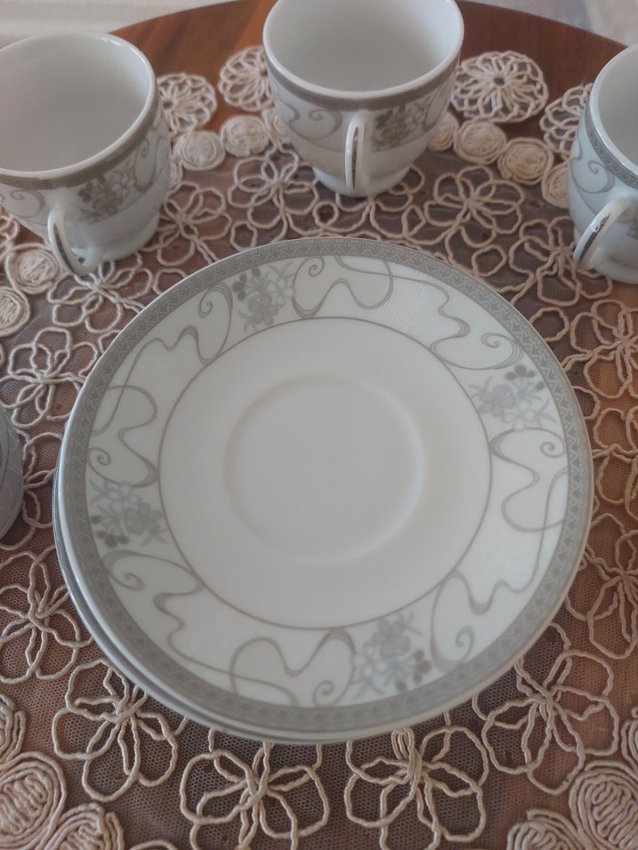 Gri desenli beyaz fincan ve tabak seti - Görsel 2