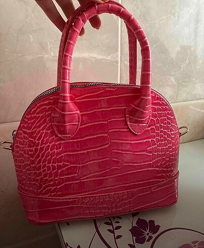 Pembe çanta