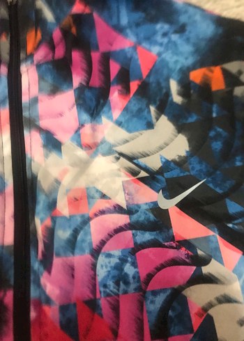 Eşofman üstü Nike M-L bedene uyumludur - Görsel 4