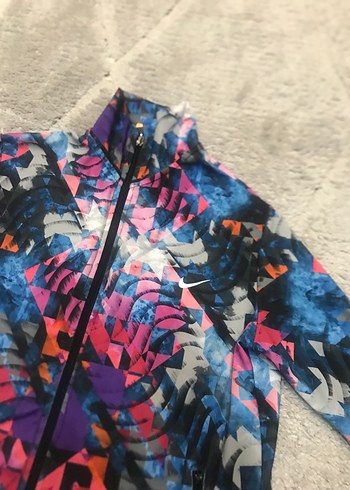 Eşofman üstü Nike M-L bedene uyumludur - Görsel 3