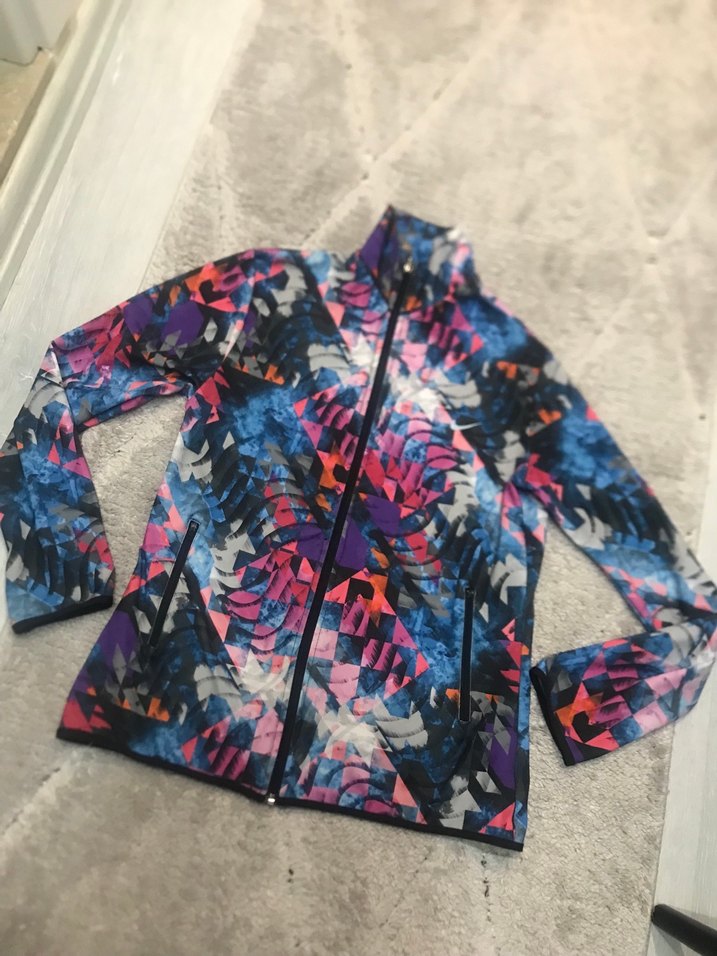 Eşofman üstü Nike M-L bedene uyumludur - Görsel 2