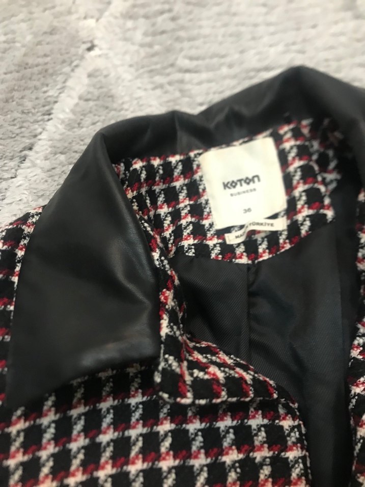 Düğmeli Kısa Kareli Kadın Blazer - Görsel 4