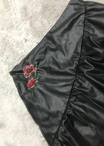 Siyah Mini Etek, Fırfırlı ve Nakışlı - Görsel 3