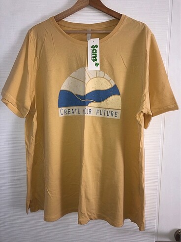 Etiketi üzerinde t-shirt