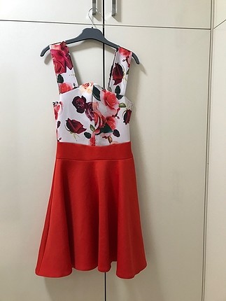 Kırmızı çiçekli kısa elbise 