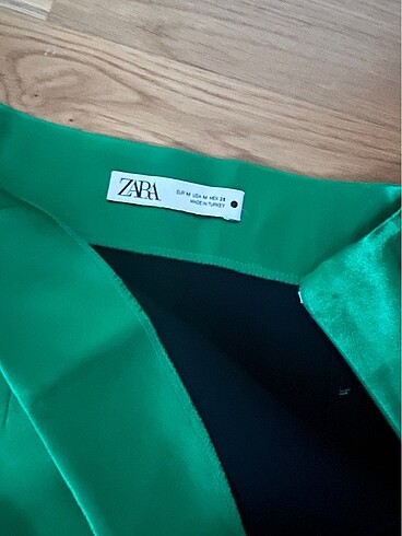 xs Beden yeşil Renk Zara yeşil saten etek