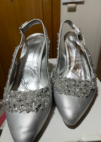 Boncuk İşlemeli Gri Yüksek Topuklu Kadın Ayakkabı - Görsel 2